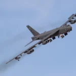 چرا بمب افکن استراتژیک B-52 Stratofortress تنها هواپیمای دارای هشت موتور است؟