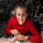 فضانوردی که راه رفتن را فراموش کرده است فضانوردی که راه رفتن را فراموش کرده است