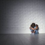 نشانههای آزار جنسی در کودکان؛ آنچه والدین باید بدانند نشانههای آزار جنسی در کودکان؛ آنچه والدین باید بدانند