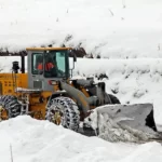 قوط یک لودر به داخل دره هنگام پاکسازی جاده برفی در مازندران قوط یک لودر به داخل دره هنگام پاکسازی جاده برفی در مازندران