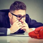 ۱۵ عادت روزمره‌ که نشان‌ از اضطراب شما دارد!