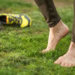 چرا پیاده روی با پای برهنه روی چمن توصیه می‌شود؟