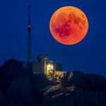 ماه گرفتگی خونین در آسمان شب ماه گرفتگی خونین در آسمان شب