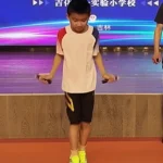 کودک ۱۰ ساله رکورد جهانی طنابزنی را شکست! کودک ۱۰ ساله رکورد جهانی طنابزنی را شکست!