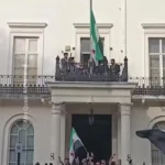 بازگشایی سفارت سوریه در لندن با شعار «الله اکبر»