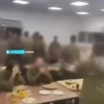 درگیری شدید میان سربازان اسرائیلی با صندلی و سطل زباله درگیری شدید میان سربازان اسرائیلی با صندلی و سطل زباله