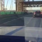 سقوط توالت سیار از ارتفاع ۳۰ متری به داخل بزرگراه شلوغ سقوط توالت سیار از ارتفاع ۳۰ متری به داخل بزرگراه شلوغ