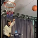 رباتی که بسکتبال بازی میکند رباتی که بسکتبال بازی میکند