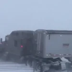 گیر کردن کامیونها در برف و بوران شدید آمریکا گیر کردن کامیونها در برف و بوران شدید آمریکا