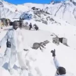 لحظه‌ای شاد از دل ارتفاعات؛ سربازان هندی روی برف کریکت بازی کردند