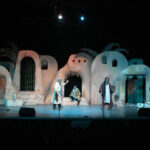 «خورشید پشت در» همزمان با «ایام فاطمیه» به روی صحنه میآید «خورشید پشت در» همزمان با «ایام فاطمیه» به روی صحنه میآید