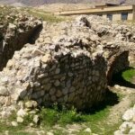 سفری به تاریکی و نور؛ تجربه راهروهای قلعه «هزار در» دره‌شهر