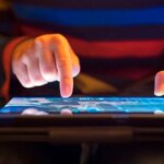 چگونه و چقدر زمان استفاده کودکان از نمایشگرها را محدود کنیم؟