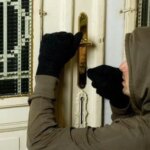 سلام دزد نازنین! ببخشید که مردم به خانهشان چندقفل میزنند سلام دزد نازنین! ببخشید که مردم به خانهشان چندقفل میزنند