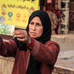 تصاویر؛ زن فلسطینی با ترمیم اسکناسهای پاره امرار معاش میکند تصاویر؛ زن فلسطینی با ترمیم اسکناسهای پاره امرار معاش میکند