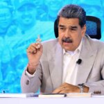 مادورو: از نخستین ساعات صبح همه مردم برای دفاع از کشور بسیج شوند مادورو: از نخستین ساعات صبح همه مردم برای دفاع از کشور بسیج شوند