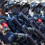 هدف قرار گرفتن سربازان ارتش میانمار هنگام گرفتن عکس یادگاری