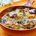 این پیشغذای خوشمزه و گیاهی را با قارچ درست کنید این پیشغذای خوشمزه و گیاهی را با قارچ درست کنید