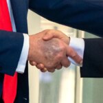 ترامپ در تلاش برای پنهان کردن کبودی مزمن دست راست ترامپ در تلاش برای پنهان کردن کبودی مزمن دست راست