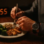 چرا در زمستان باید شام را زودتر بخوریم؟ تاثیر بر خلق‌وخو، متابولیسم و کیفیت خواب