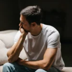 راههای تشویق مردان به صحبتکردن و جملههایی که وضعیت را بدتر میکند راههای تشویق مردان به صحبتکردن و جملههایی که وضعیت را بدتر میکند