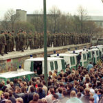 ۱۸ تصویر خیره کننده که فرو ریختن دیوار برلین را از زاویه ای دیگر به تصویر می کشند