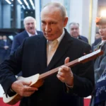 تلاش ولادیمیر پوتین برای نواختن ساز سنتی کوموز در قرقیزستان + ویدئو