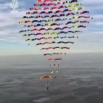 ۱۰۴ چترباز در یک نمایش گروهی رکورد شکستند