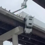 نجات معجزهآسای راننده کامیون آویزان از پل نجات معجزهآسای راننده کامیون آویزان از پل