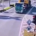 تریلی پس از ترمز شدید زیر بار خود ماند؛ دو نفر کشته شدند