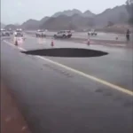 فرونشست بزرگ وسط جادهای در عربستان فرونشست بزرگ وسط جادهای در عربستان