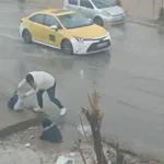 سقوط یک زن در گودال پر از آب در خیابان