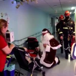 بابانوئلها بر فراز بیمارستان کودکان بابانوئلها بر فراز بیمارستان کودکان