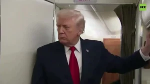 برخورد در توالت هواپیما به ترامپ برخورد در توالت هواپیما به ترامپ