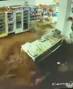 لحظه ورود سیل ویرانگر به یک فروشگاه در چمچمال لحظه ورود سیل ویرانگر به یک فروشگاه در چمچمال