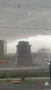 تندباد شدید، ماکت مجسمه آزادی را سرنگون کرد تندباد شدید، ماکت مجسمه آزادی را سرنگون کرد