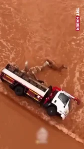 واژگونی کامیون حامل شتر در سیل