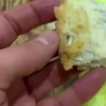 کشف شوکهکننده تیغ ریشتراشی داخل نان هنگام صرف صبحانه کشف شوکهکننده تیغ ریشتراشی داخل نان هنگام صرف صبحانه