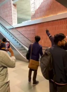 حادثه عجیب روی پلهبرقی دانشگاه بنگلادش حادثه عجیب روی پلهبرقی دانشگاه بنگلادش