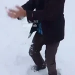 ذوق دیدنی پیرمرد یزدی از بارش برف در دل کویر ذوق دیدنی پیرمرد یزدی از بارش برف در دل کویر