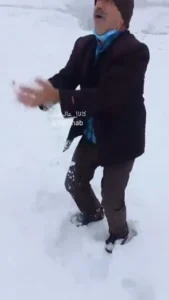 ذوق دیدنی پیرمرد یزدی از بارش برف در دل کویر ذوق دیدنی پیرمرد یزدی از بارش برف در دل کویر