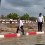 تلاش نیروهای پلیس راهور کیش برای تغییر مسیر سیل تلاش نیروهای پلیس راهور کیش برای تغییر مسیر سیل