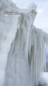 یخزدگی بیسابقه در میشیگان؛ فانوس دریایی به هیولای یخی تبدیل شد یخزدگی بیسابقه در میشیگان؛ فانوس دریایی به هیولای یخی تبدیل شد