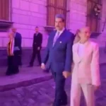 قدم زدن نیکلاس مادورو با همسرش در خیابان قدم زدن نیکلاس مادورو با همسرش در خیابان