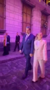 قدم زدن نیکلاس مادورو با همسرش در خیابان قدم زدن نیکلاس مادورو با همسرش در خیابان