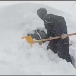 دفن شدن خودروها زیر برف در بانه