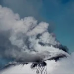 فرود جسورانه اسکی‌باز از دامنه آتشفشان در حال فوران