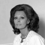 «سوفیا لورن» با سگش در فرودگاه لندن، سال ۱۳۳۳ «سوفیا لورن» با سگش در فرودگاه لندن، سال ۱۳۳۳