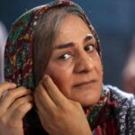 تصاویر: سیاوش چراغیپور در نقش یک زن با چادر گل گلی تصاویر: سیاوش چراغیپور در نقش یک زن با چادر گل گلی