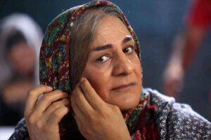 تصاویر: سیاوش چراغیپور در نقش یک زن با چادر گل گلی تصاویر: سیاوش چراغیپور در نقش یک زن با چادر گل گلی